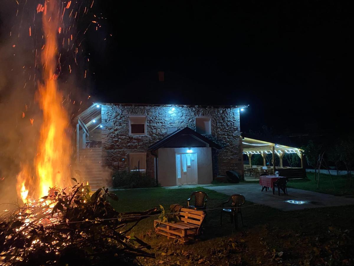 The Blue Eye Bed and Breakfast Vuthaj Esterno foto
